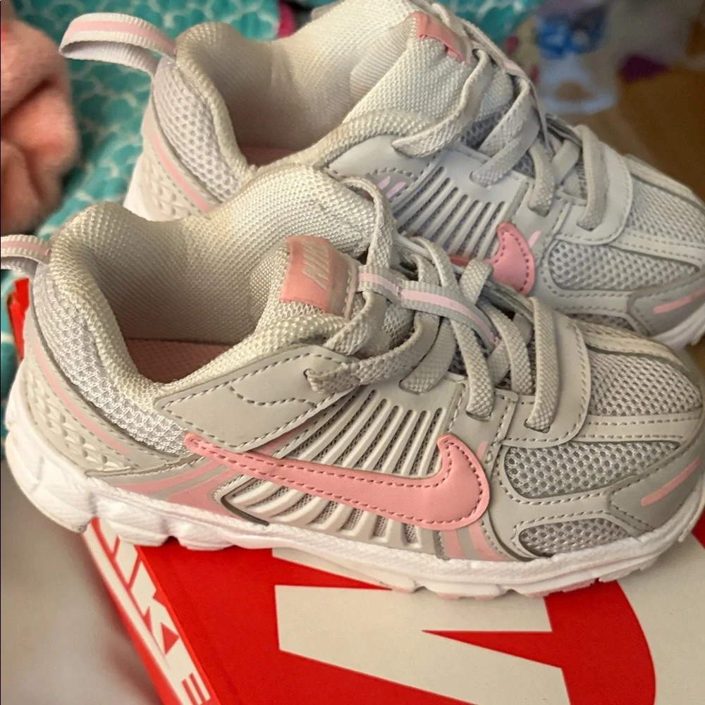 Nike Kids' Vomero 10c Light Pink and Gray Sneakers - Picture 2 of 2